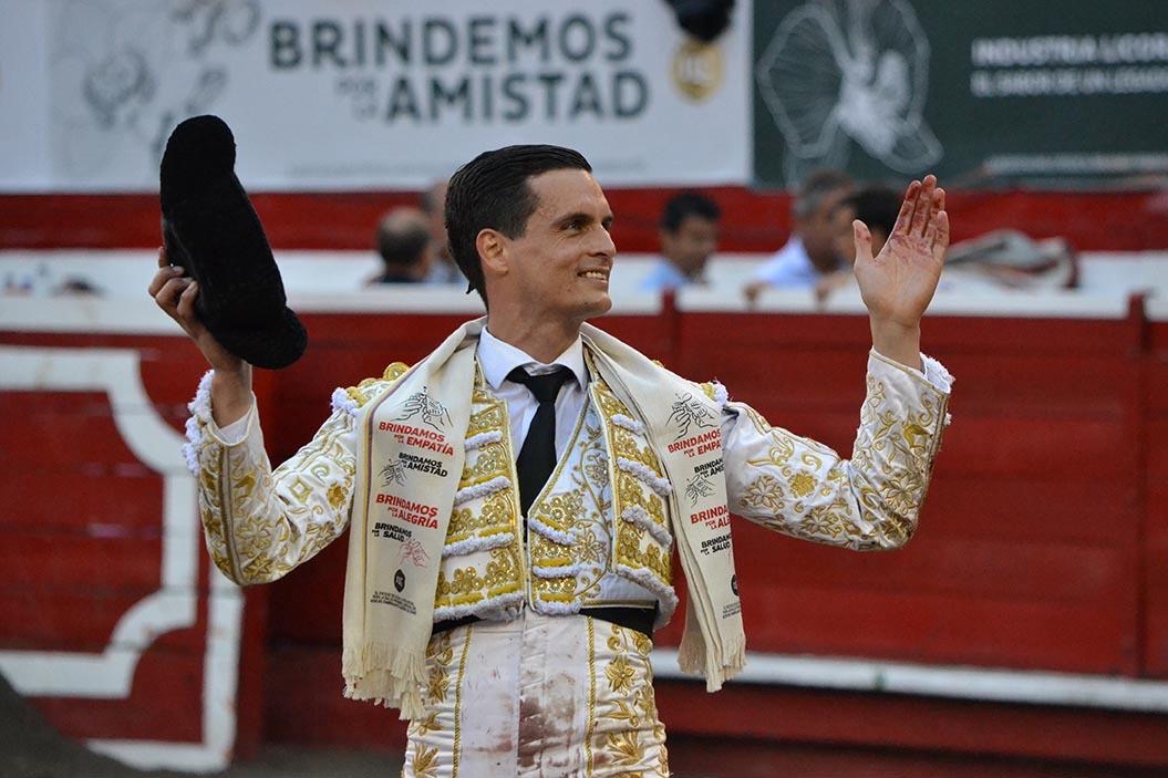 David Galván deja su huella en Manizales y corta una importante oreja.