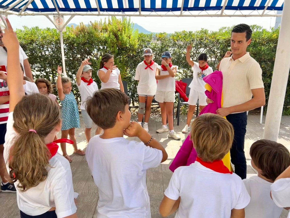 David Galván con los jóvenes en el Real Club Náutico de Algeciras